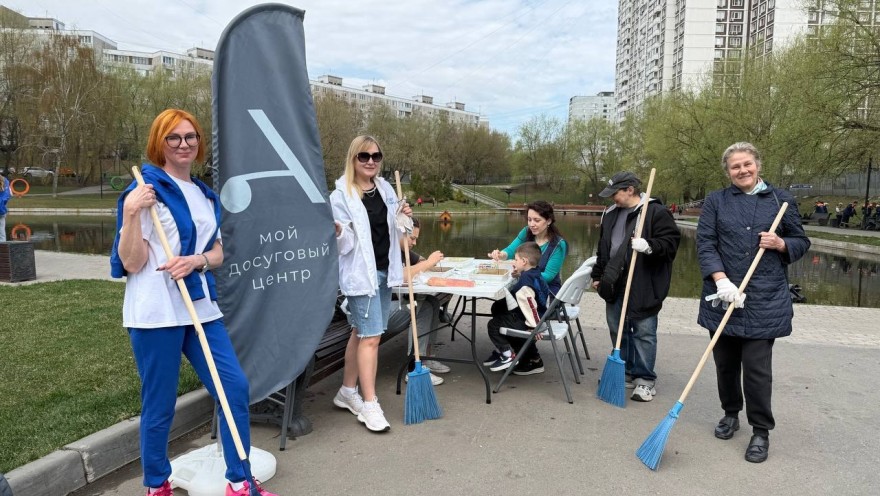 Сотрудники Мой досуговый центр «Атлант» активно поддержали общегородские субботники, а также провели увлекательные мероприятия для активных жителей районов