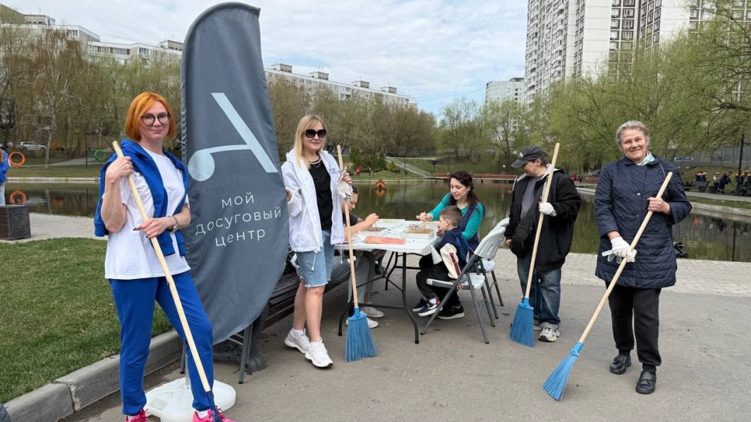 Сотрудники Мой досуговый центр «Атлант» активно поддержали общегородские субботники, а также провели увлекательные мероприятия для активных жителей районов